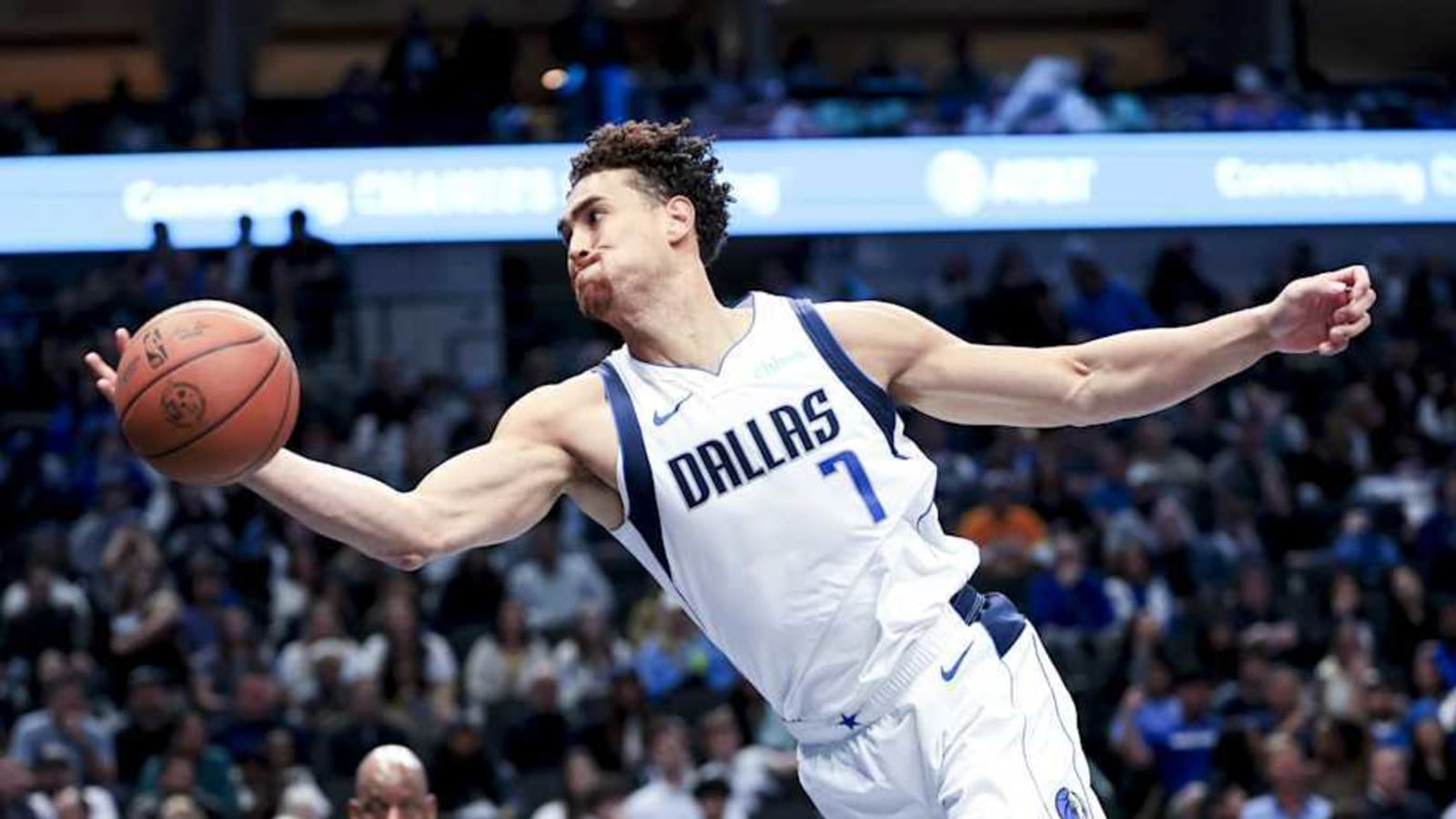 BREAKING: More Trouble for Mavericks! Key Reserve Exits Game with Injury, Headed to Locker Room